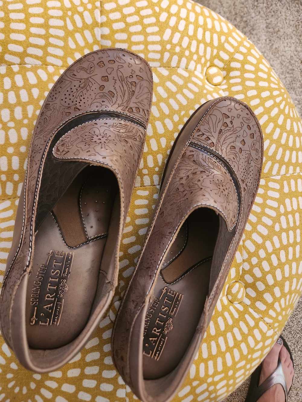 L'artiste Spring-Step Floral Embossed Leather Clogs. Size 7 - Picture 4 of 13